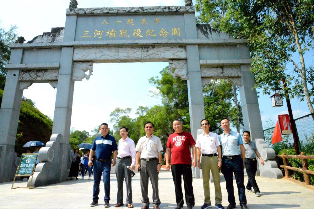 16領導三河壩戰(zhàn)役紀念園合影_看圖王.jpg